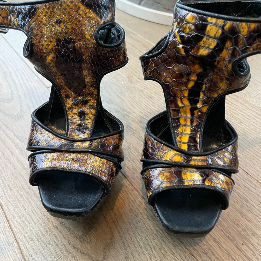 Chic Snakeskin Patterned Heels in Brown and Black